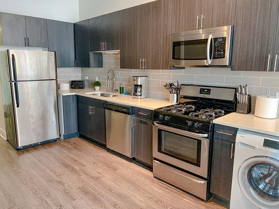 Spacious and Luxurious 3BR Near McCormick Place and Soldier Field with Optional Parking - Sleeps 10 Apartment in South Loop