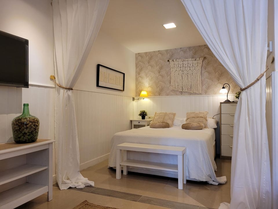 Communal lounge/ TV room, Bed, TV and multimedia, Living room, Photo of the whole room, Decorative detail, Decorative detail, Bedroom, fireplace, internet, internet, locker, locker, towels, towels, air conditioner, air conditioner