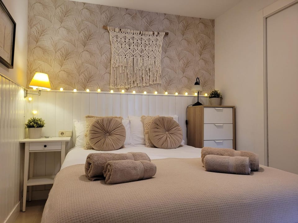 Bed, Photo of the whole room, Decorative detail, Decorative detail, Bedroom, towels, towels