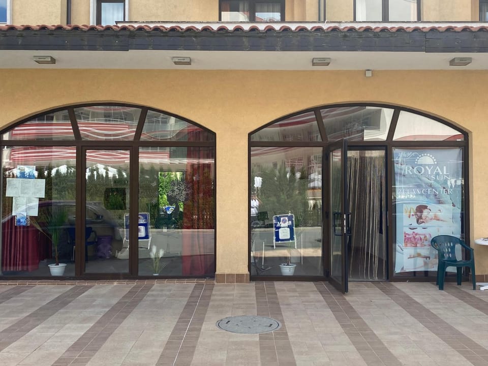 Facade/entrance, On-site shops, Shopping Area