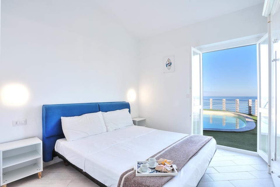 Bed, Balcony/Terrace, Photo of the whole room, Bedroom, Pool view, Sea view, Swimming pool, sunbed