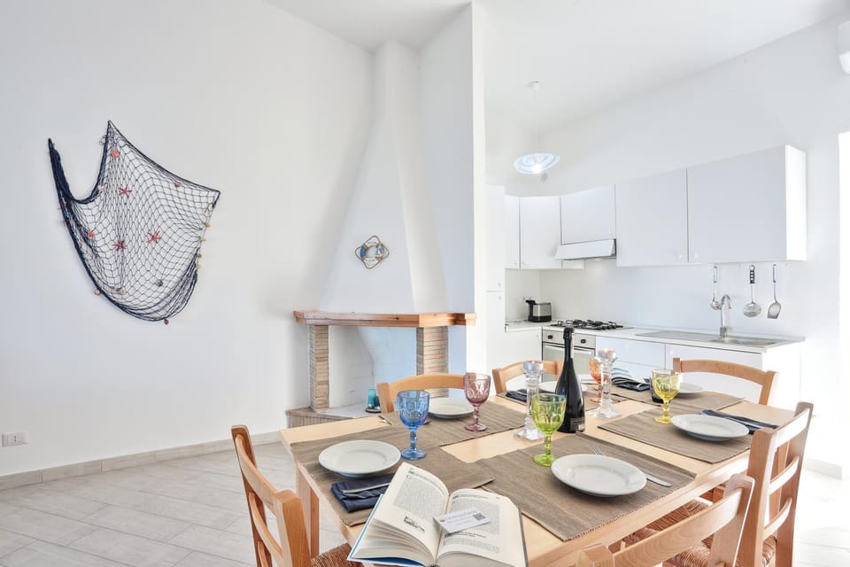 Kitchen or kitchenette, Dining area, stove