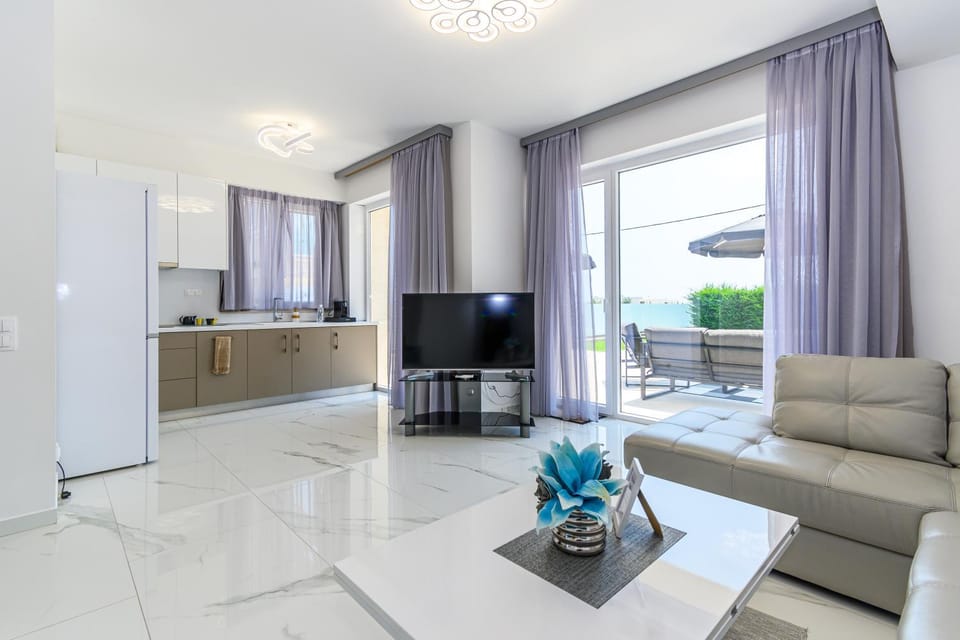 TV and multimedia, Kitchen or kitchenette, Living room, Seating area