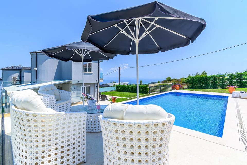 Patio, Day, View (from property/room), Balcony/Terrace, Pool view, Swimming pool, sunbed