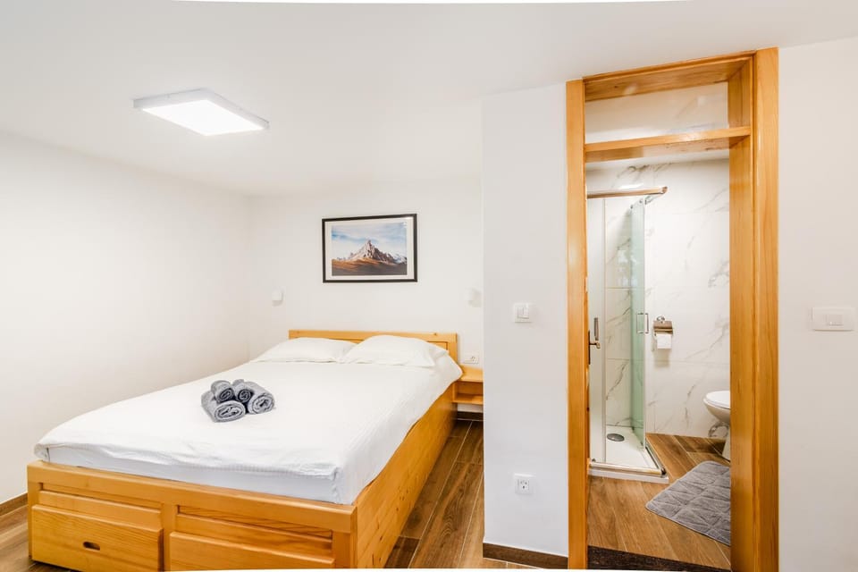 Bed, Bathroom, Bedroom, towels