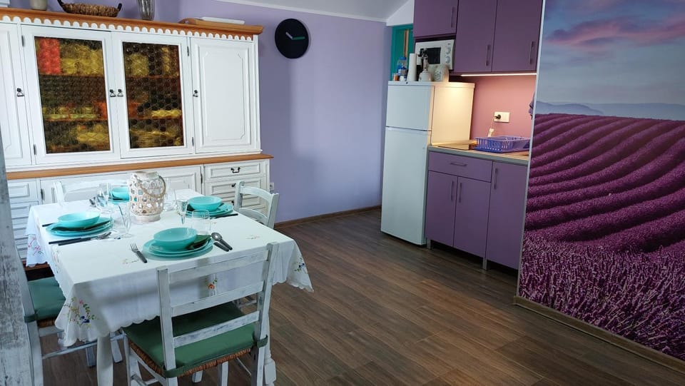 Kitchen or kitchenette, Dining area