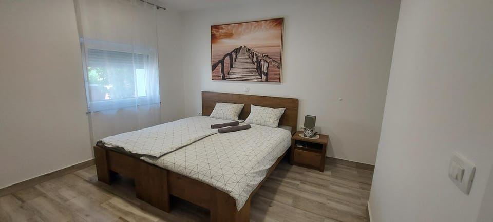 Photo of the whole room, towels
