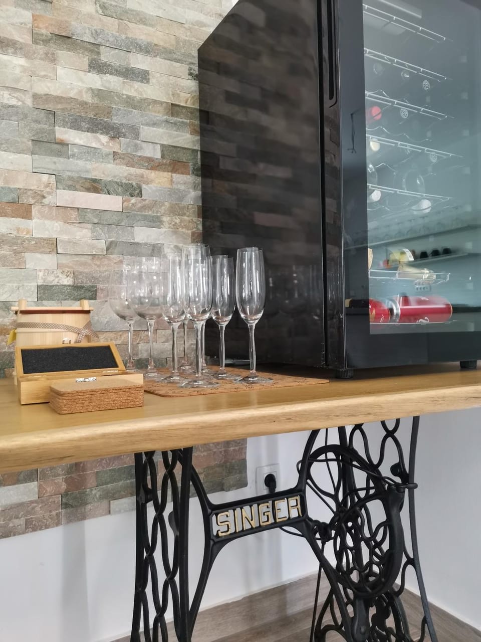 Kitchen or kitchenette, Dining area, minibar