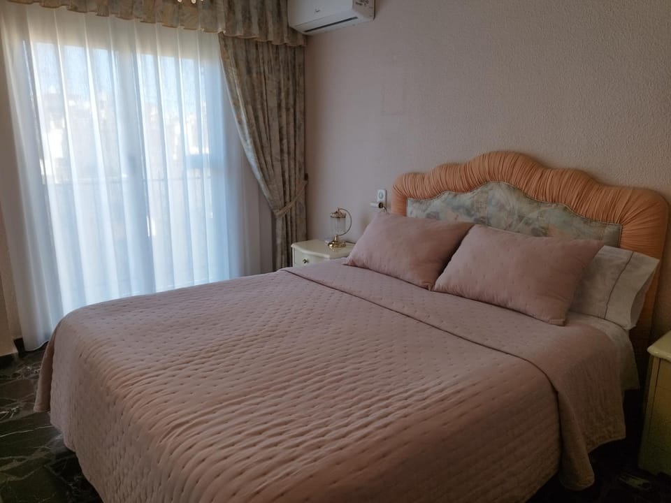 Bed, Photo of the whole room, Bedroom, heating, air conditioner