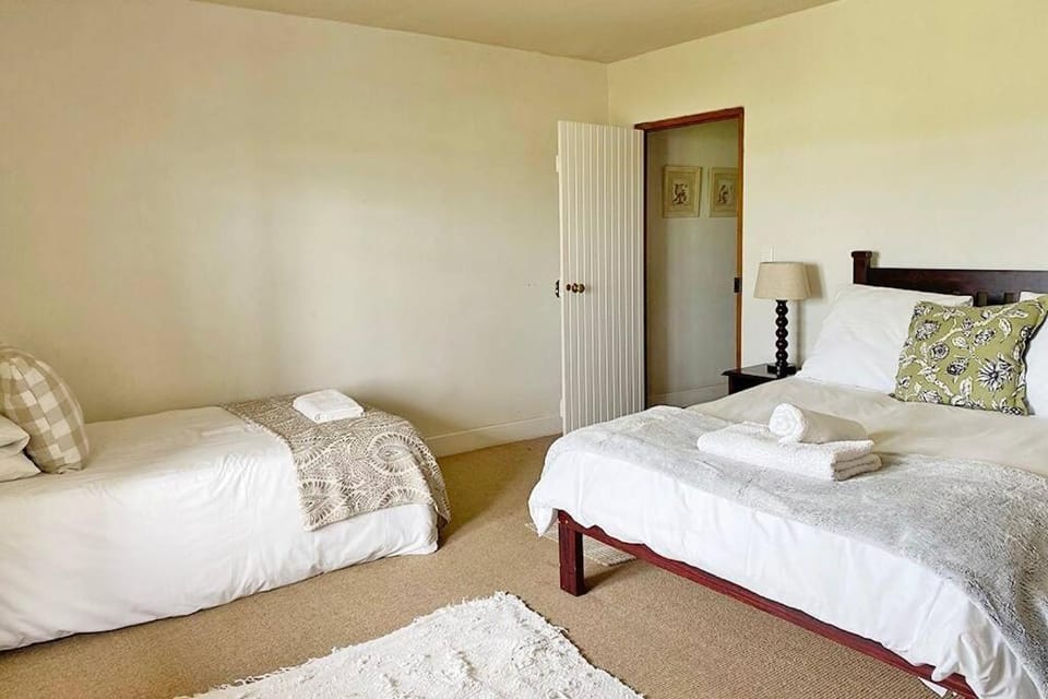 Bed, Bedroom, towels, wardrobe