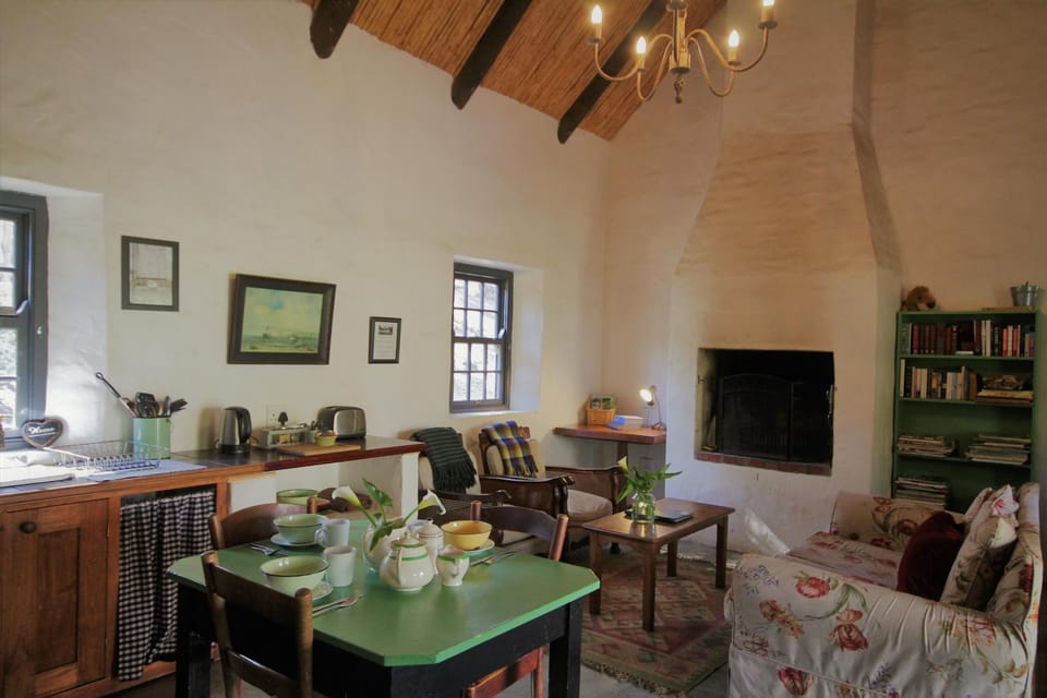 Coffee/tea facilities, Kitchen or kitchenette, Seating area, Dining area