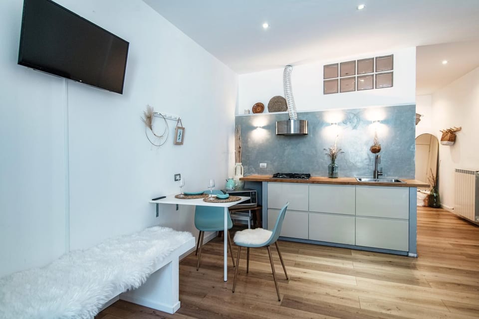 Kitchen or kitchenette, Living room, Seating area, Dining area