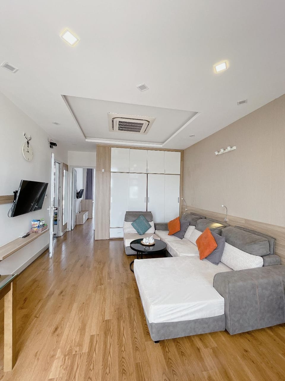 Living room, Photo of the whole room