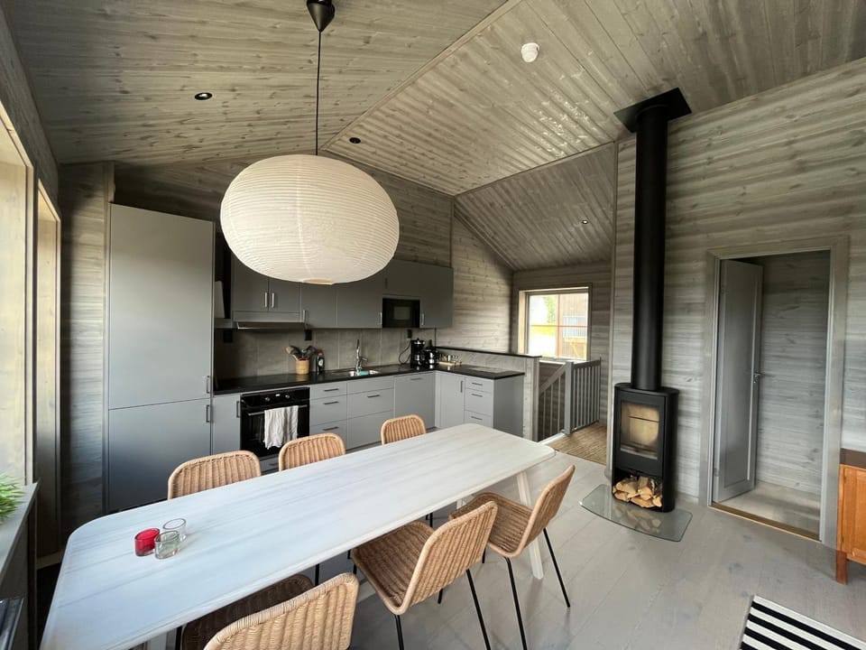 Dining area, kitchen