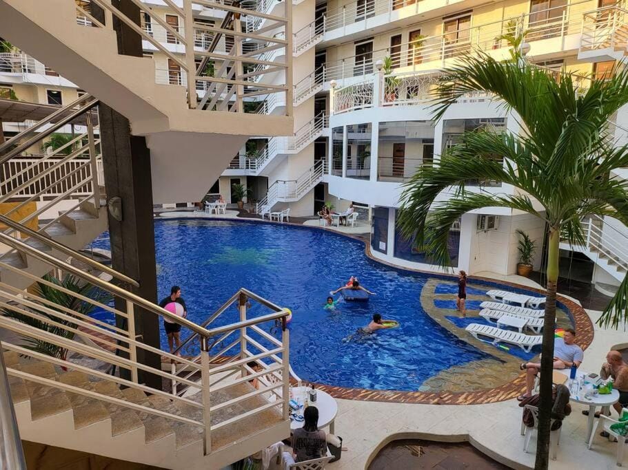 Sheryll Escapes - Kandi Resort-type Spacious 1 BR loft with Netflix and free Housekeeping Apartment in Angeles