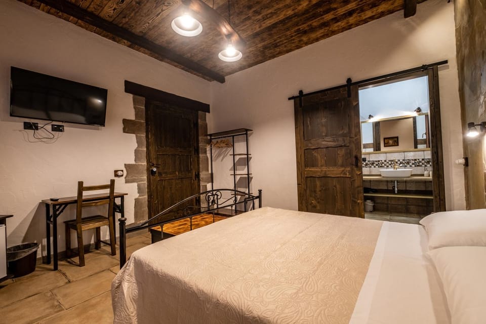 Bed, TV and multimedia, Photo of the whole room, Evening entertainment, Bedroom