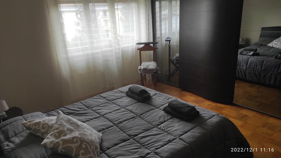 Bedroom, towels