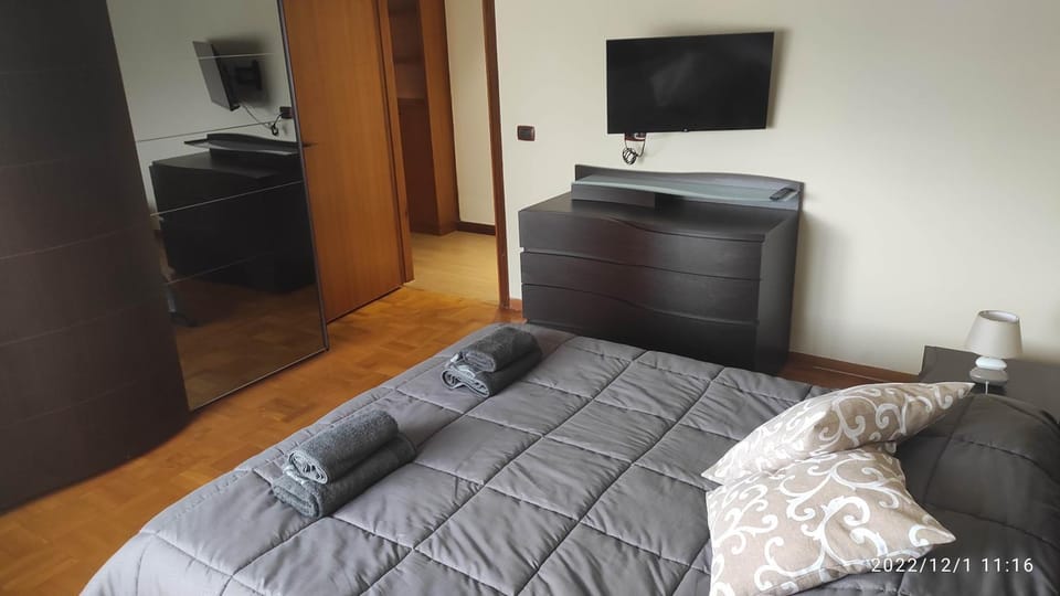 Bed, TV and multimedia, Photo of the whole room, Bedroom, hair dresser