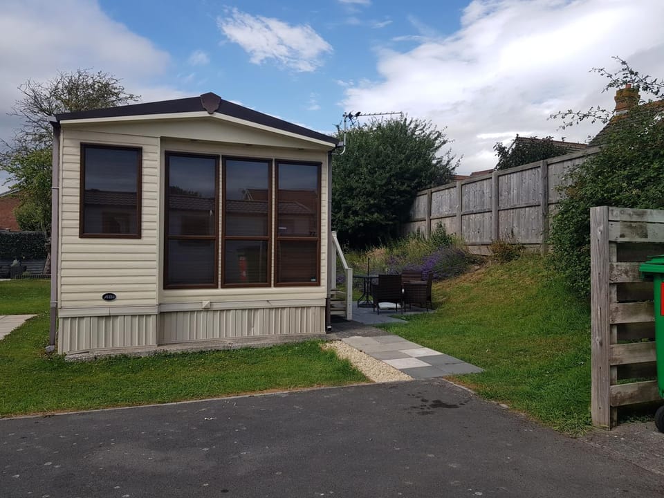 Facade/entrance, Garden