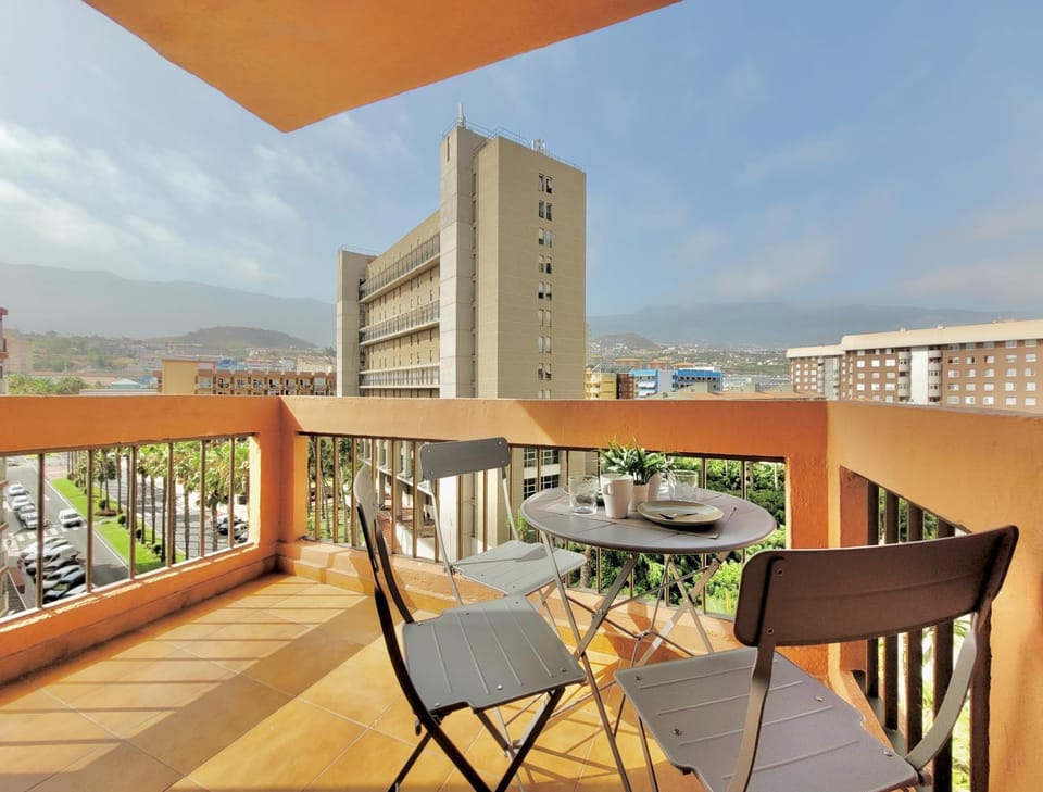 View (from property/room), Balcony/Terrace, City view, Mountain view, Street view