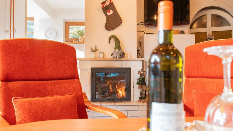 Communal lounge/ TV room, TV and multimedia, Living room, Seating area, Evening entertainment, Alcoholic drinks