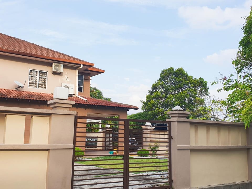 Airport Garden Stay #corner hoise 5 rooms #free wifi #parking #tv chanel Villa in Selangor, Malaysia
