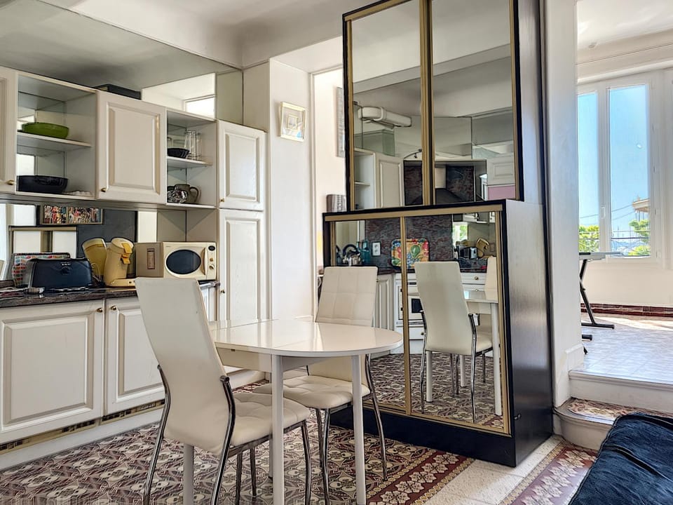 Seating area, kitchen