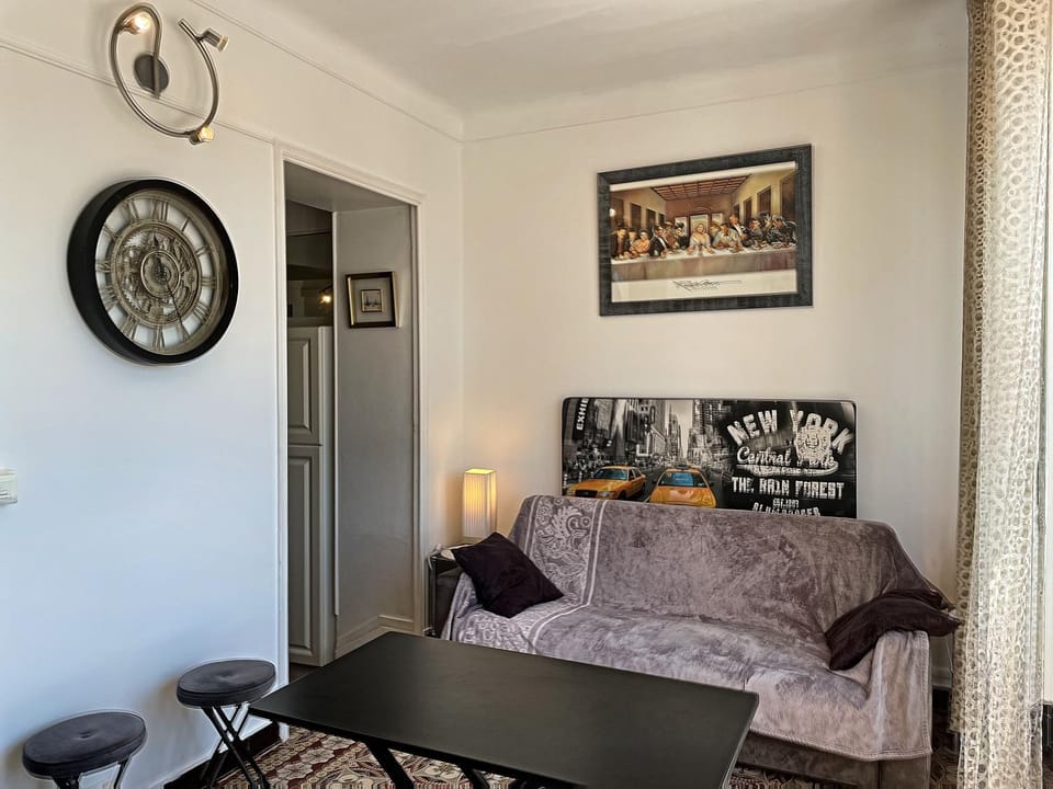 Bed, Living room