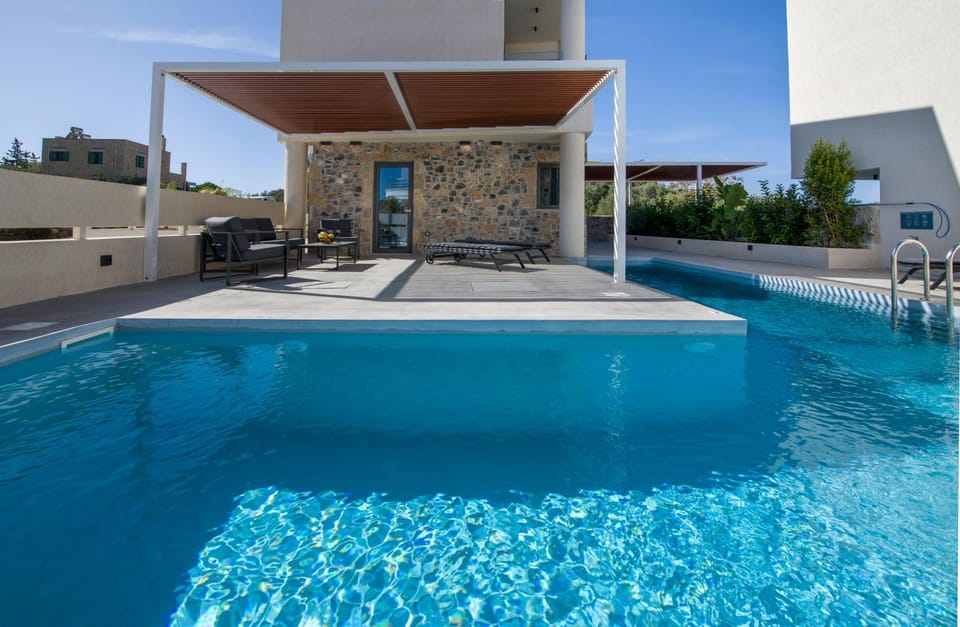 Property building, Day, Pool view, Swimming pool, sunbed