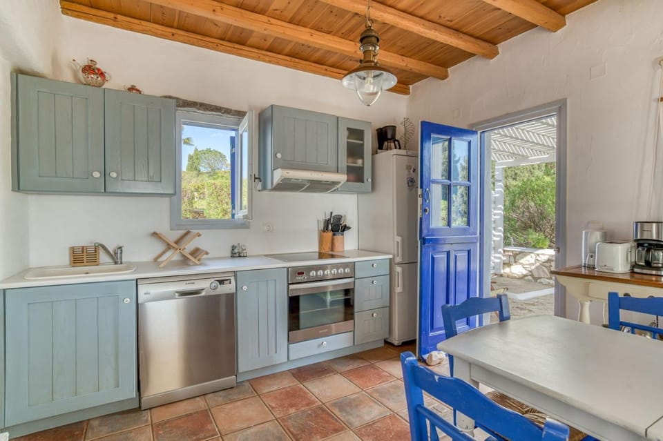 Kitchen or kitchenette, Dining area, dishwasher, pet friendly, stove, toaster