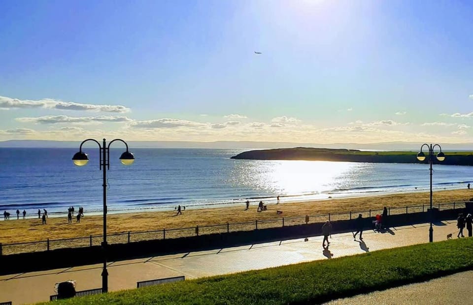 Barry Island Beachfront Apartment - Stunning Bay Views and Private Parking House in Barry