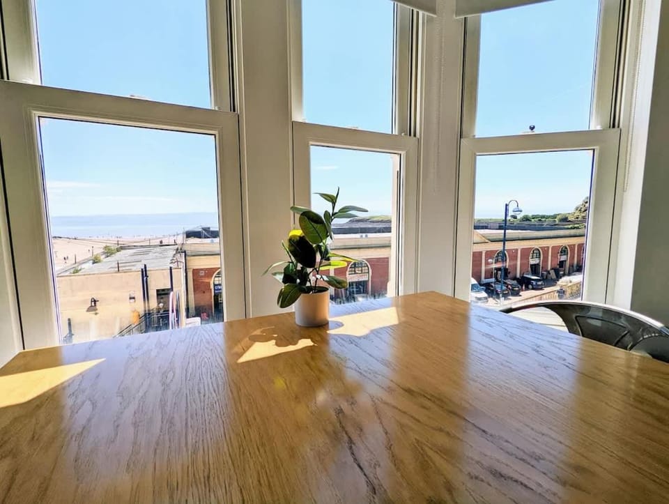 Barry Island Beachfront Apartment - Stunning Bay Views and Private Parking House in Barry