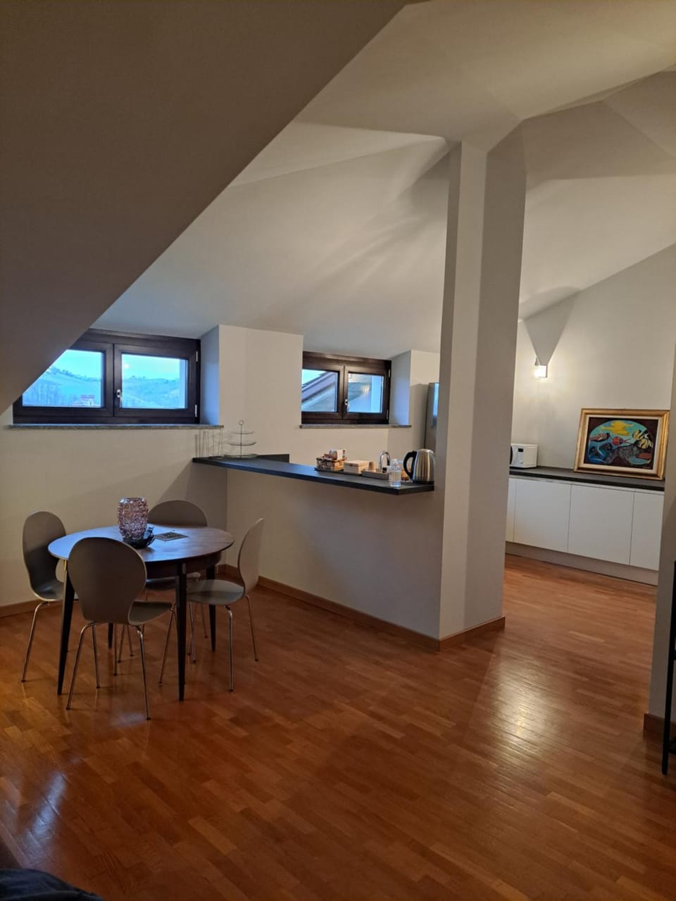 Kitchen or kitchenette, Dining area