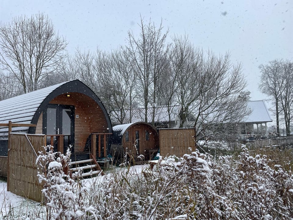 Pod aan het water House in Friesland, Netherlands