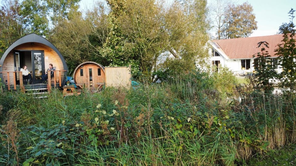 Pod aan het water House in Friesland, Netherlands