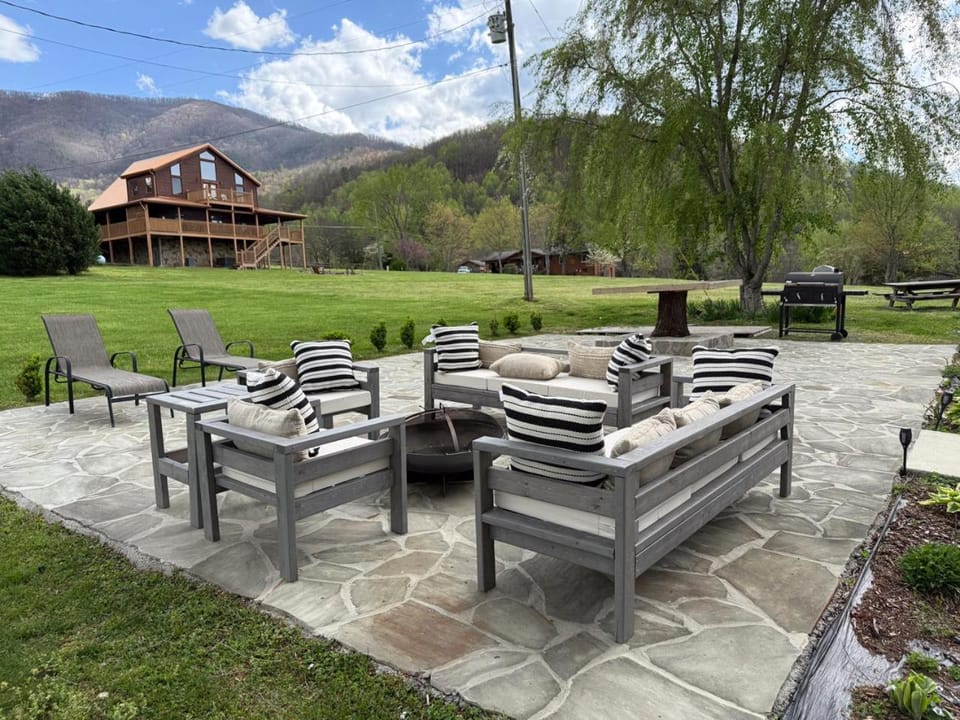 Patio, Day, Natural landscape, Seating area, Garden view, Mountain view