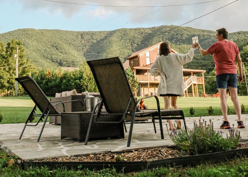 Patio, Spring, Day, People, Natural landscape, View (from property/room), Balcony/Terrace, Guests, Mountain view