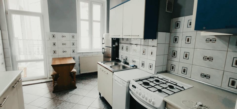 Kitchen or kitchenette, Dining area, minibar, pet friendly, stove