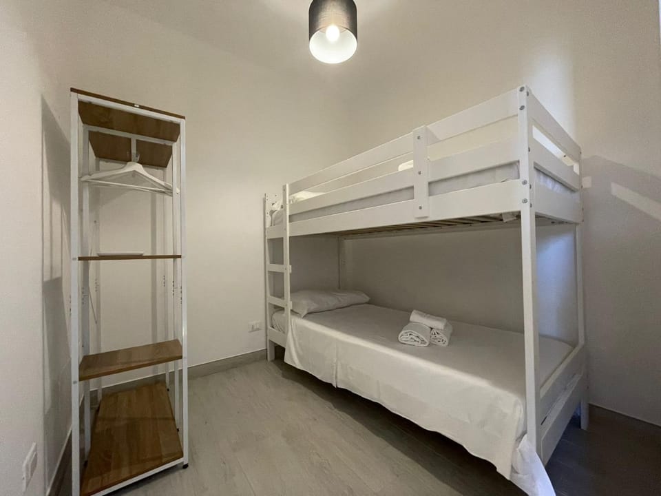 Bedroom, bunk bed