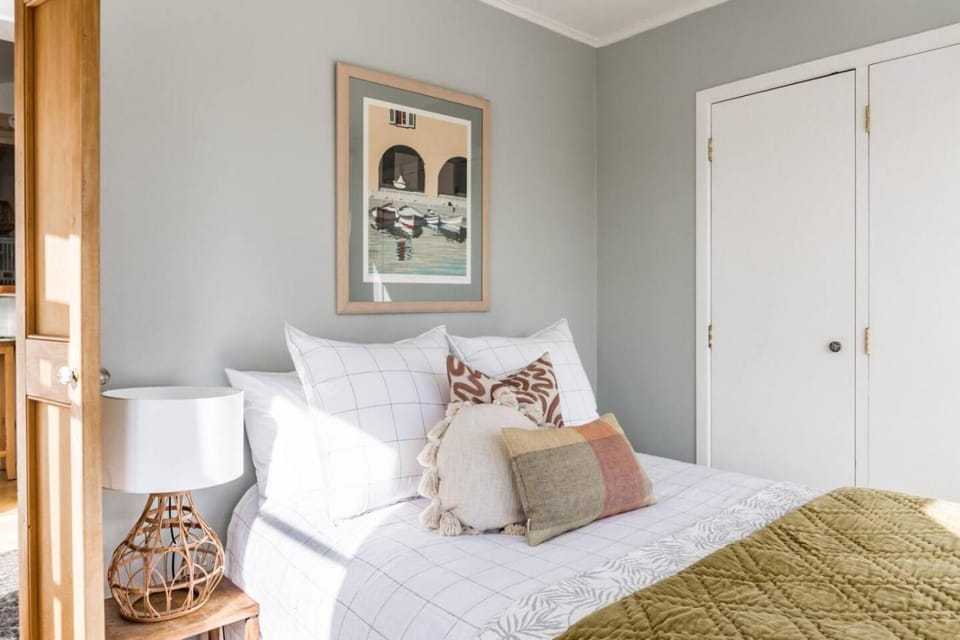 Kowhai Cottage & Studio House in Raglan