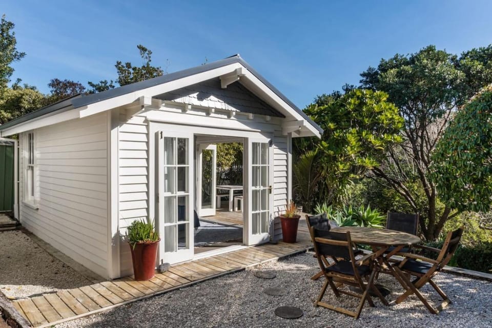 Kowhai Cottage & Studio House in Raglan