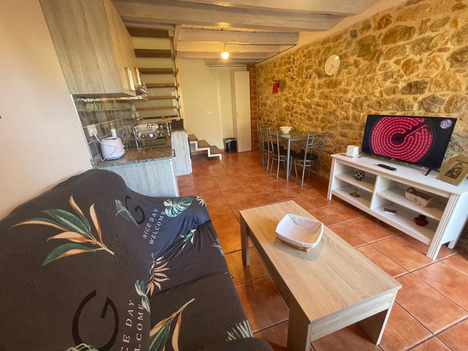 TV and multimedia, Kitchen or kitchenette, Living room, Seating area, Dining area