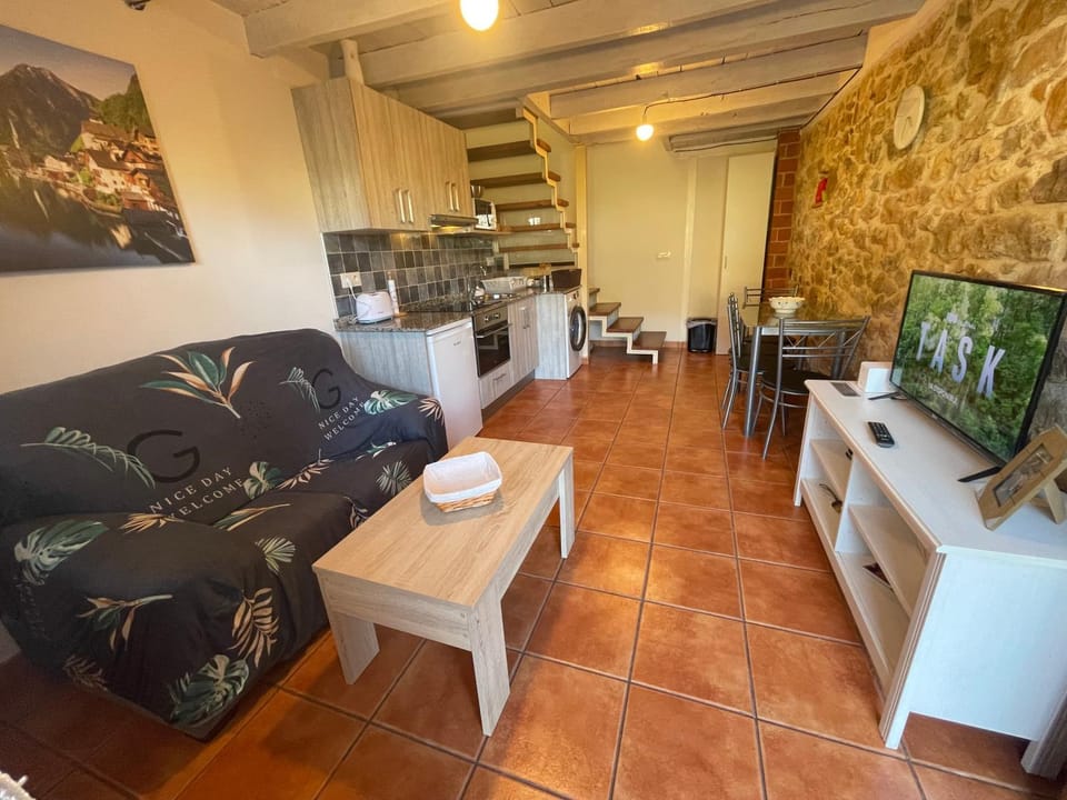 TV and multimedia, Kitchen or kitchenette, Living room, Seating area, Dining area