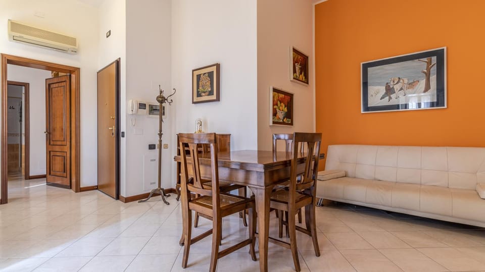 Seating area, Dining area, air conditioner