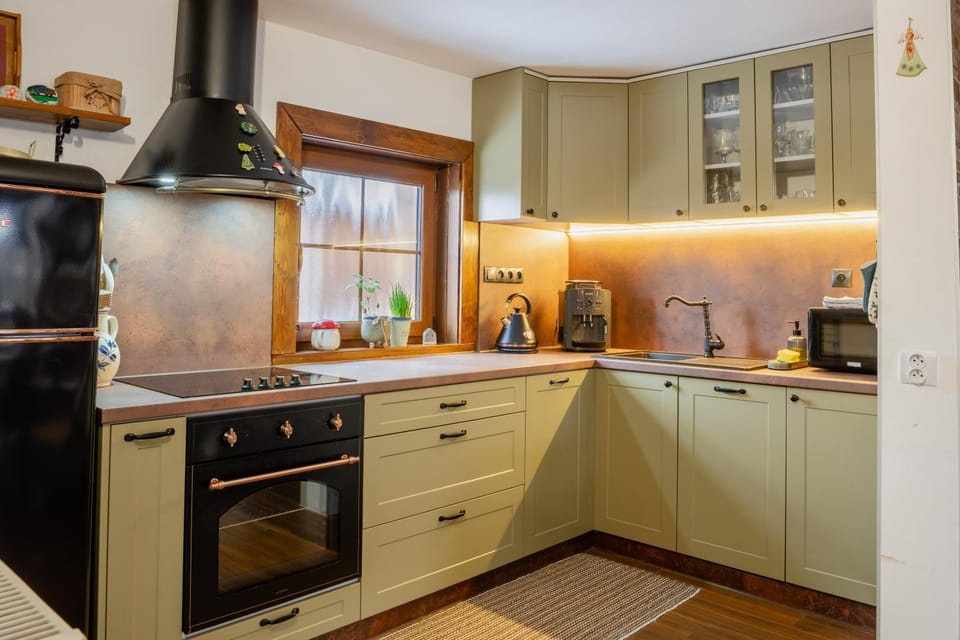 Coffee/tea facilities, Kitchen or kitchenette, dishwasher, oven, stove, toaster