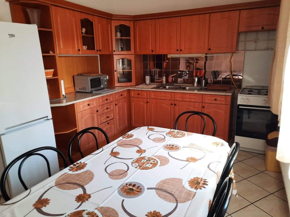 Coffee/tea facilities, Kitchen or kitchenette, Dining area, oven, stove