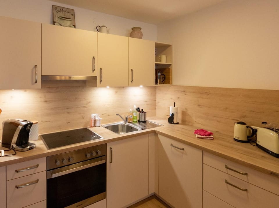 Coffee/tea facilities, Kitchen or kitchenette, dishwasher, microwave, oven, pet friendly, stove, toaster, kitchen