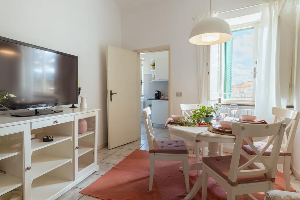 TV and multimedia, Living room, Seating area, Dining area
