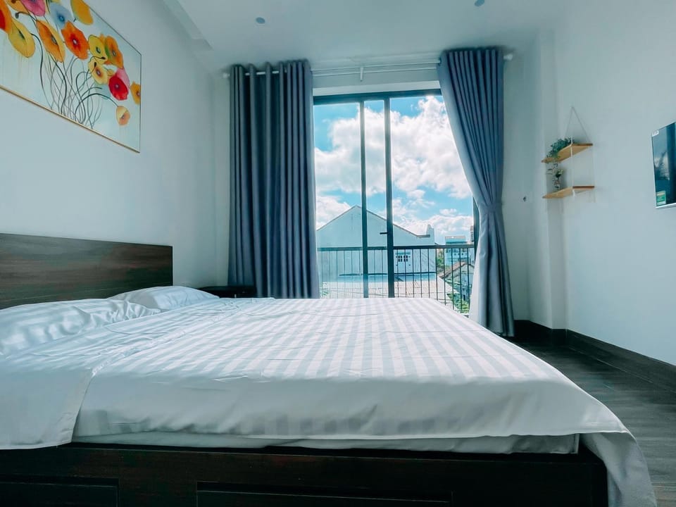 Bed, Natural landscape, Photo of the whole room