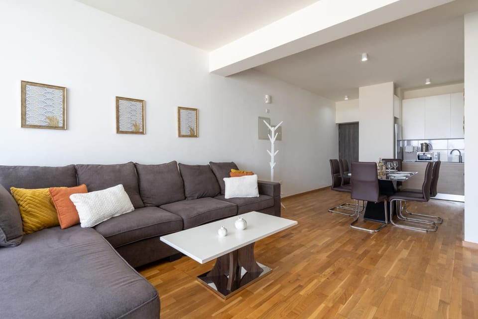 Jay's Penthouse 2-BR Apt W/ Terrace in Larnaca Apartment in Larnaca